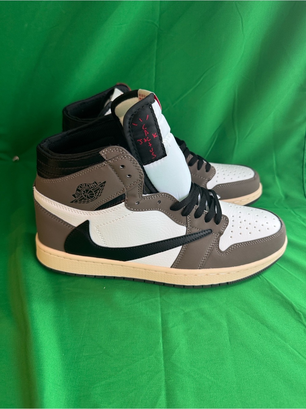 New! Travis Scott x Air Jordan 1 Retro High OG 'Mocha', a highly sought collab! - Picture 2 of 9